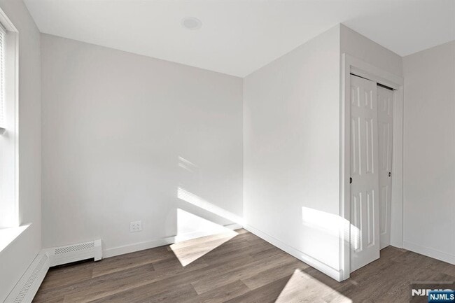 Building Photo - 561 Broad St