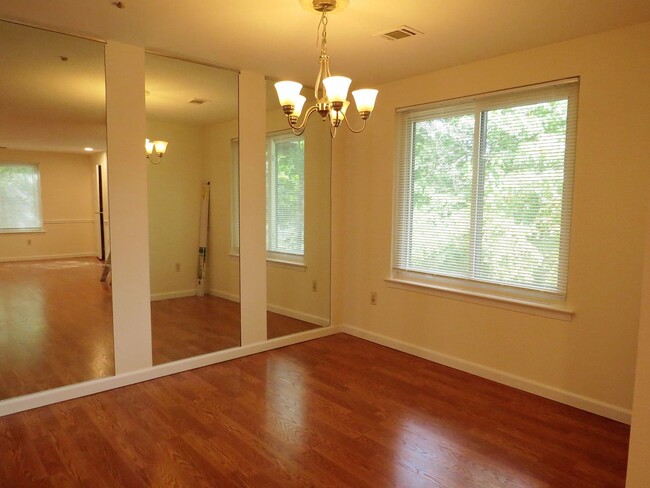 Building Photo - Bright and Spacious 1 Bedroom on 2nd floor