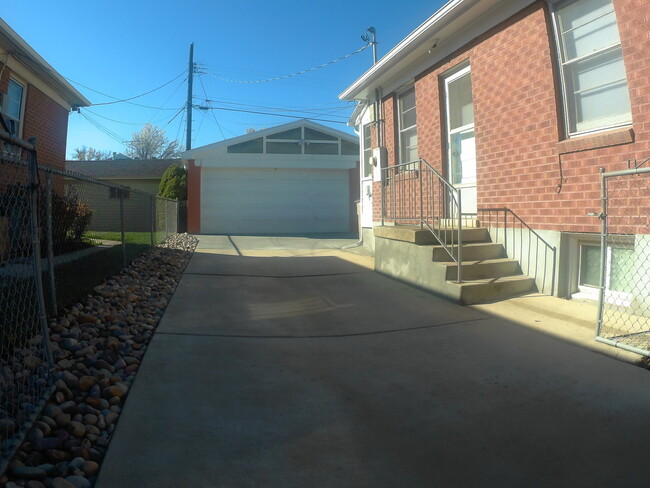 Building Photo - 4 Bed Beautiful Refurbished Sugarhouse Home
