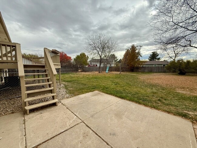 Building Photo - Large 4 Bedroom/2 Bath Bi-Level Home with ...