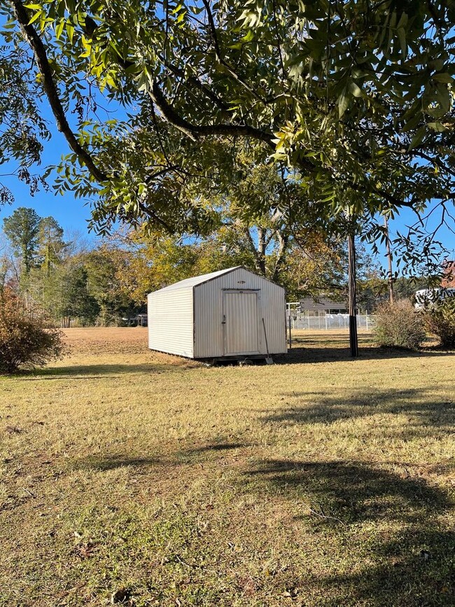 Building Photo - Must See Country Home Minutes to Kerr Lake