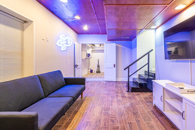 Building Photo - 702 Chambers Dr NE