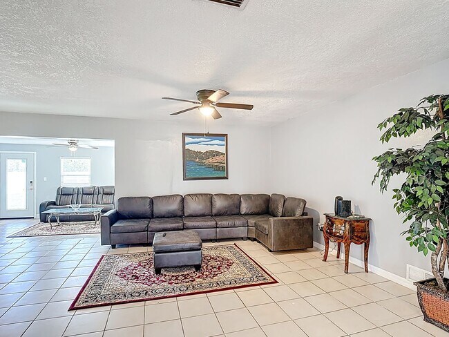 Building Photo - 3 Bedroom Home in Poinciana
