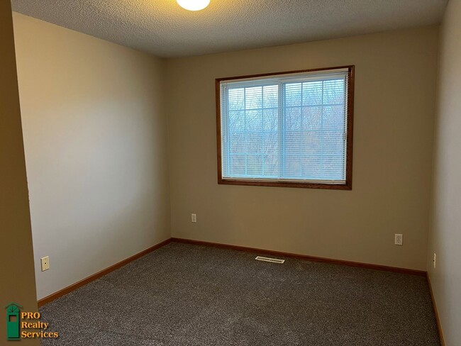 Building Photo - 3 Bedroom Townhome **$1,000 Rent Credit wi...