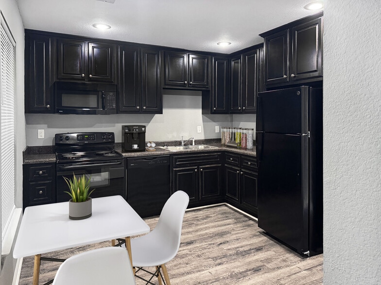 Building Photo - Willow Creek Townhomes