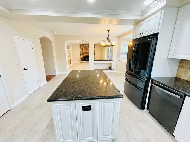 Building Photo - Beautiful 4 Bed 3 Bath + Huge Bonus Room A...