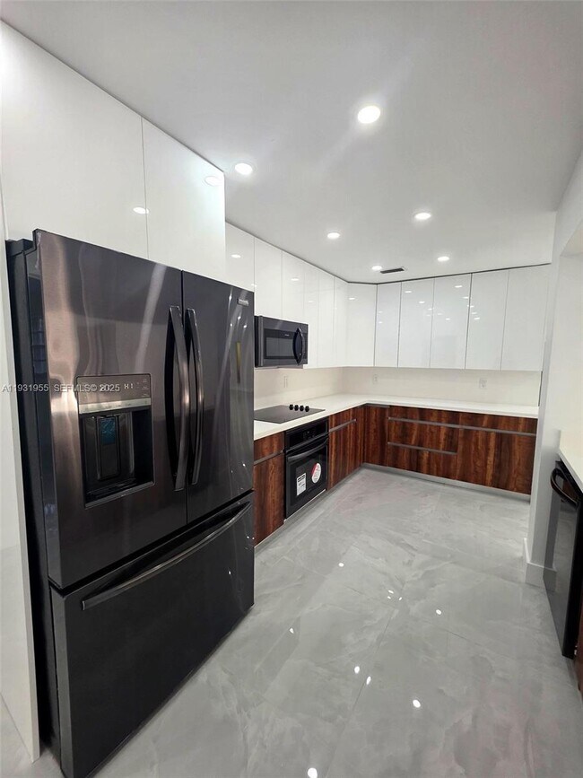 Building Photo - 5095 SW 73rd Ave