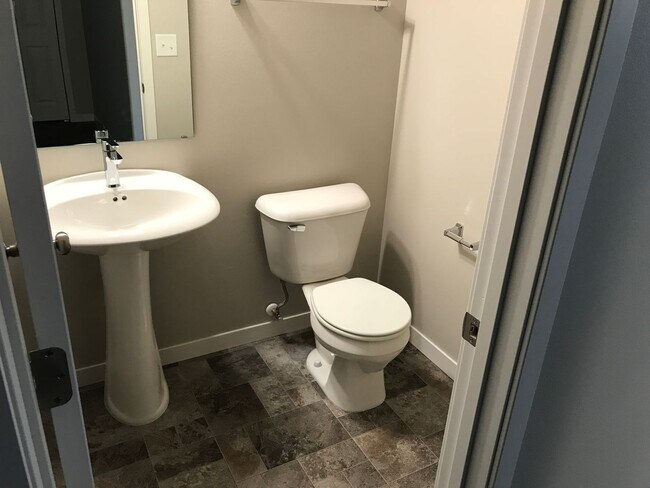 Building Photo - 4 Bed 3.5 Bath Single Family Home