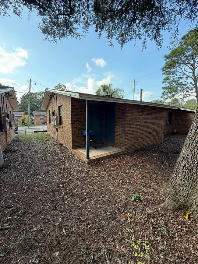 Building Photo - 830 Cardinal St