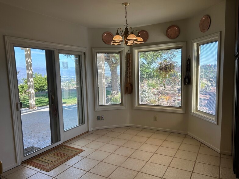 Kitchen nook with views - 14676 Deervale Pl