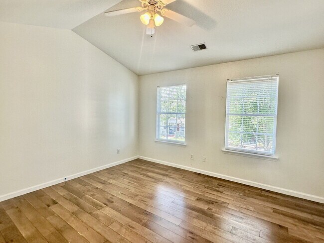 Building Photo - Beautifully Updated Three Bedroom Home in ...