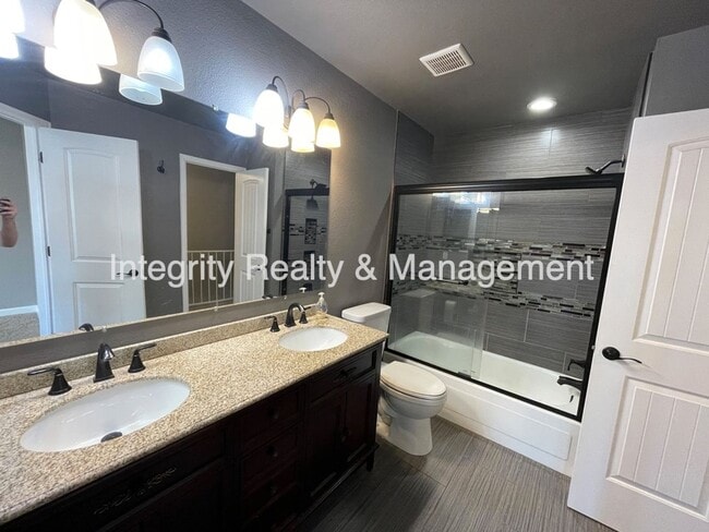 Building Photo - 1811 S Quebec Way