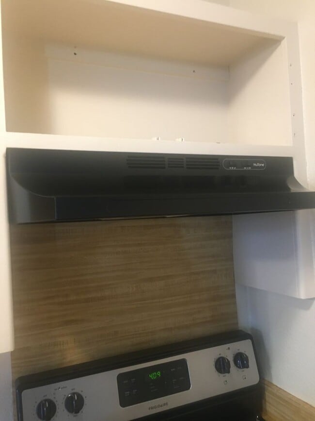 Building Photo - Chico 2 bed, one bath Duplex Private court...