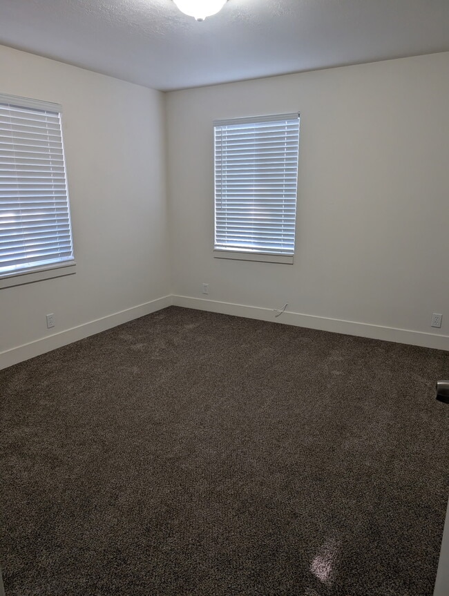 Building Photo - 880 Medoland Dr