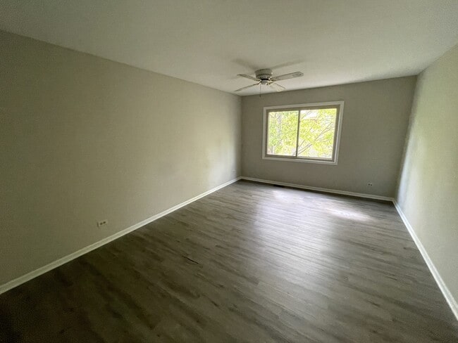 Building Photo - 311 E Forest Knoll Dr