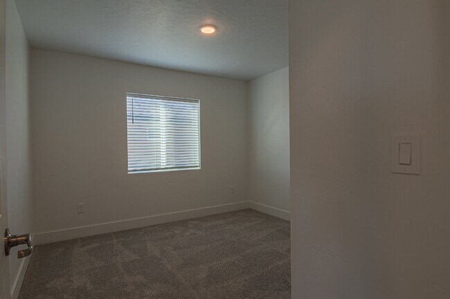 Building Photo - "READY NOW! 3-Bed PLUS Office-Townhouse Retreat in Eagle, ID – Spacious Living with 2.5 Baths!"