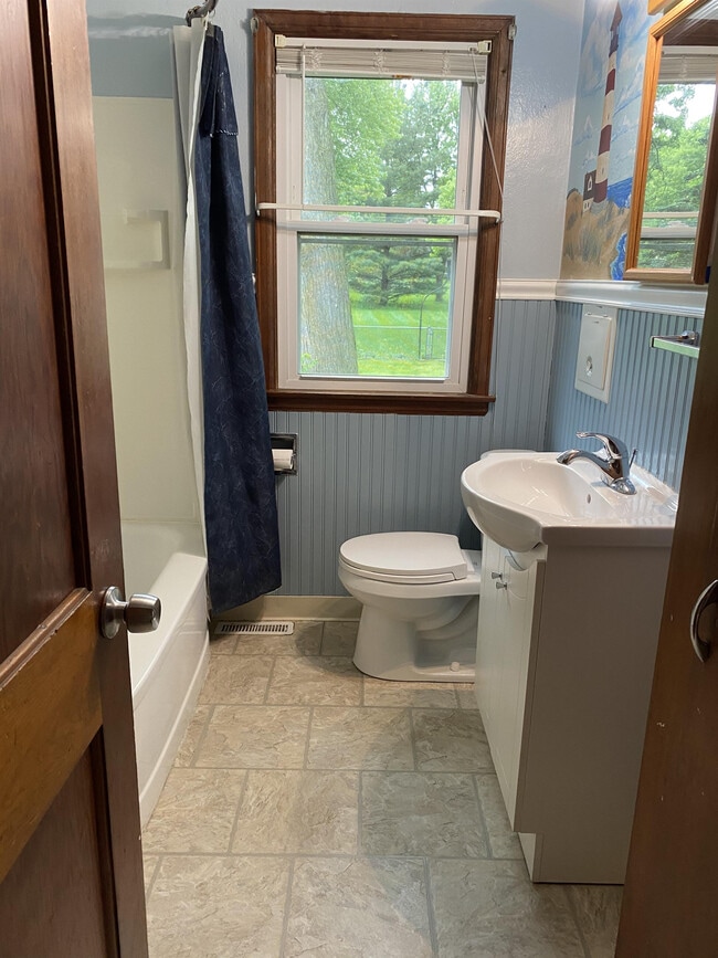 Building Photo - 1413 32nd St NE