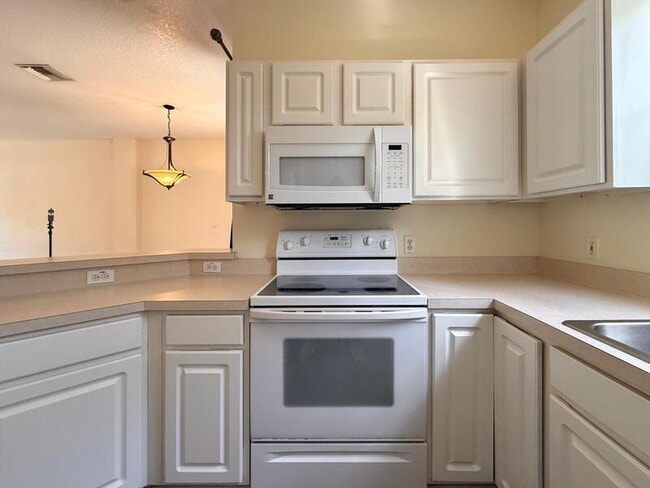 Building Photo - 13706 Forest Lake Dr