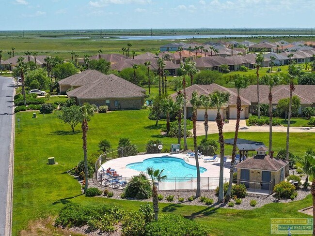Building Photo - 18 S Bay Hill Dr
