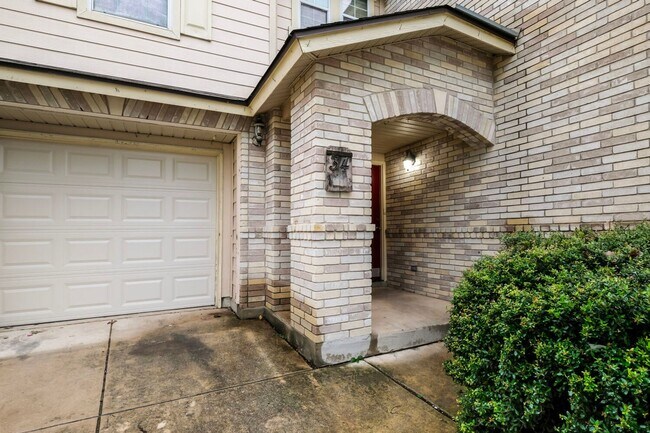 Building Photo - FRESHLY PAINTED  |  OPEN CONCEPT  |  NEAR SCHOOLS & SHOPPING