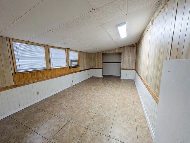Building Photo - 5365 E Parkway Dr