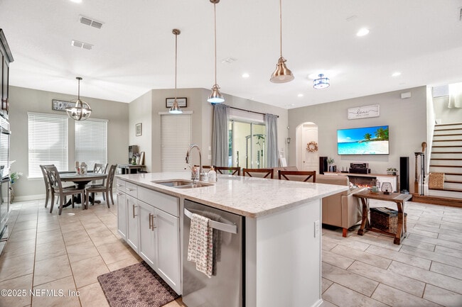 Building Photo - 606 Cloisterbane Dr