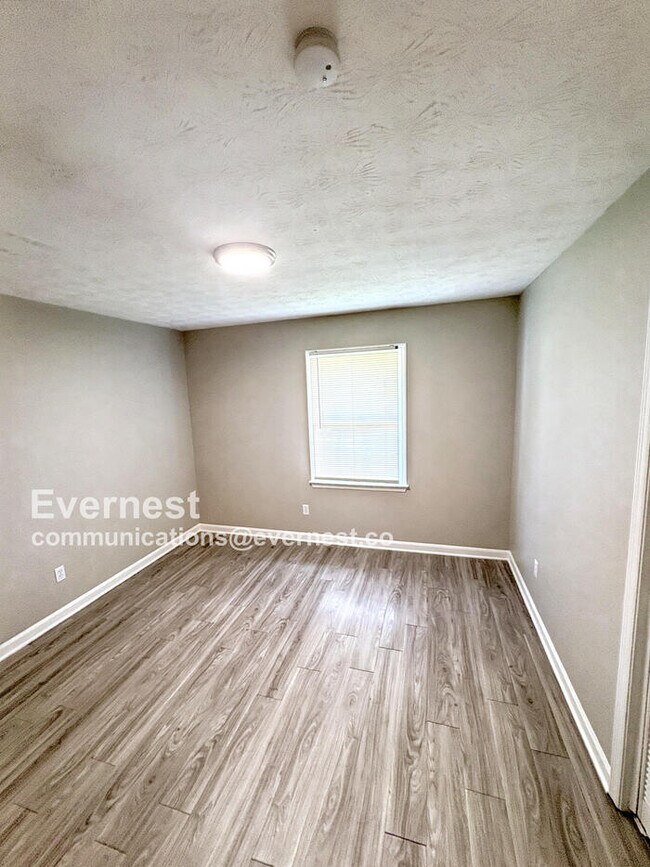 Building Photo - 549 Greenview Ave SE