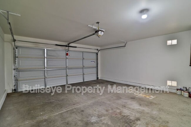 Building Photo - 1069 E Lowell Ave