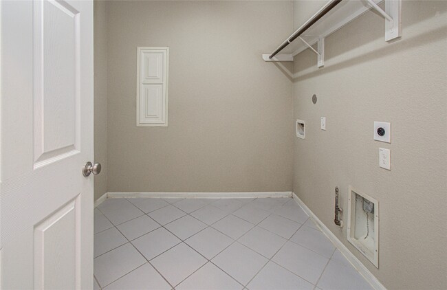 Building Photo - 15702 Whisper Woods Dr