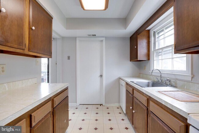 Building Photo - 322 Clay St