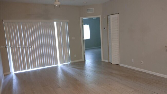 Building Photo - 1165 Golden Lakes Blvd