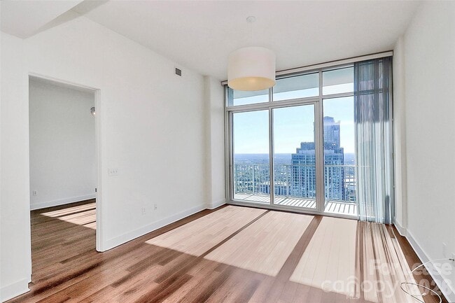 Building Photo - 215 N Pine St