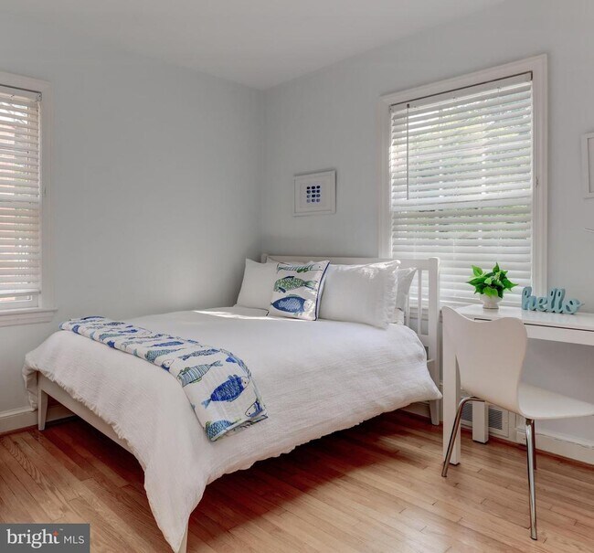 Building Photo - 1723 Oakcrest Dr