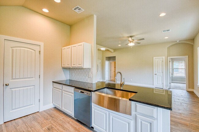 Building Photo - 1016 E Jackrabbit Ln