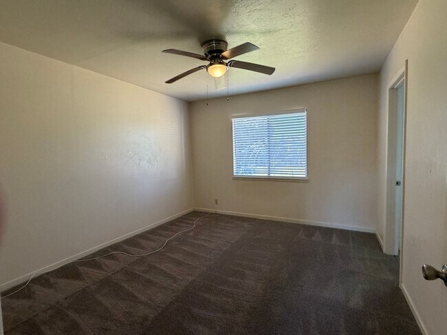 Building Photo - 1061 E Monte Vista Ave
