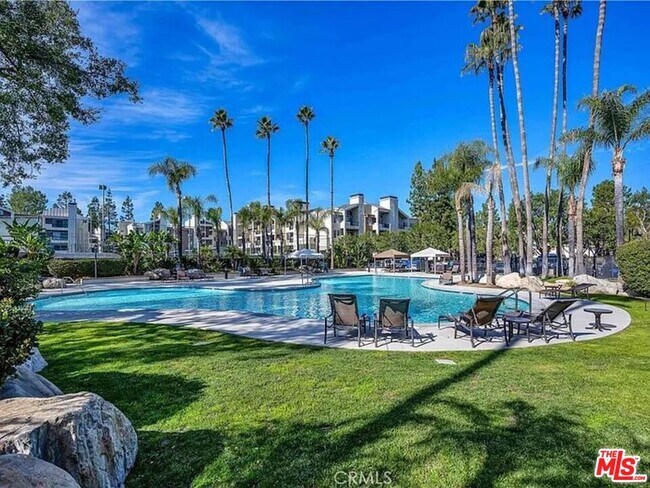 Building Photo - 5565 Canoga Ave