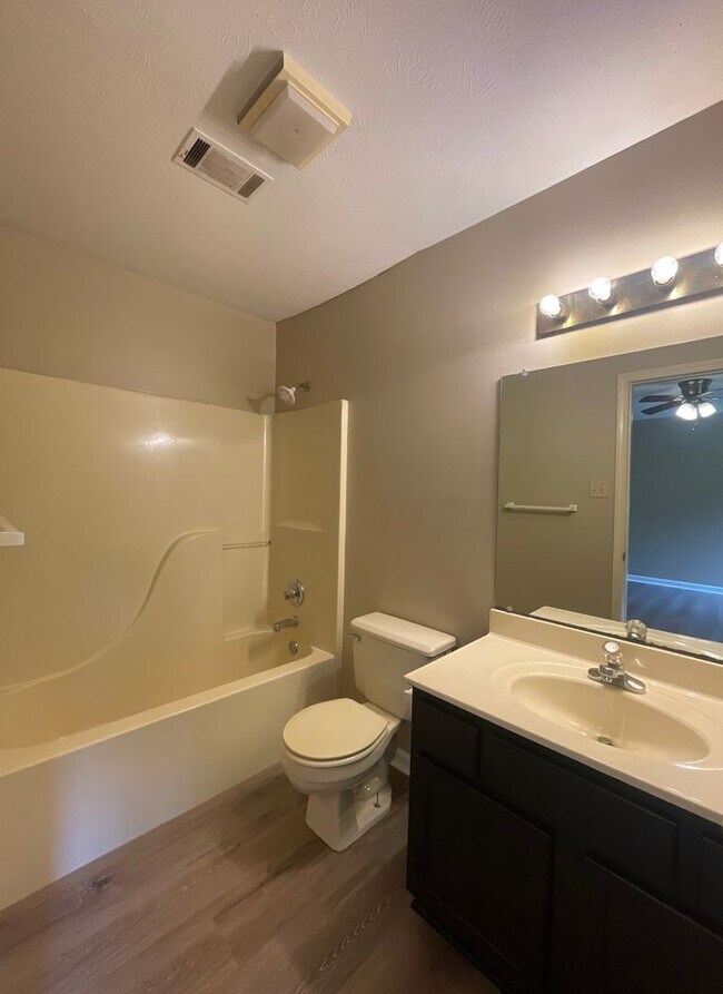 Building Photo - 2555 Winchester Dr