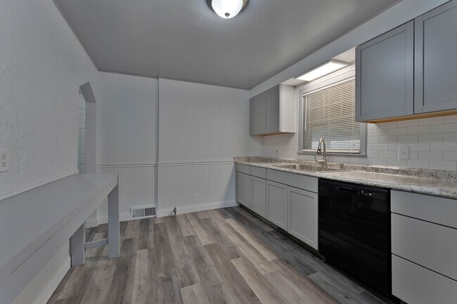 Building Photo - 1539 Weston Ave
