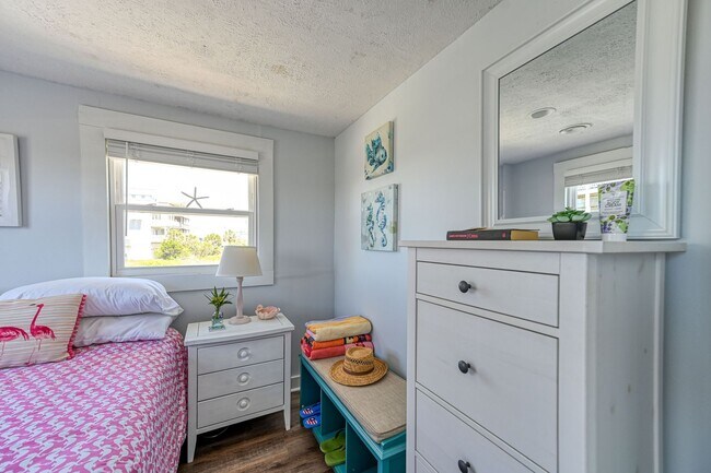 Building Photo - FURNISHED OFF-SEASON MONTHLY RENTAL