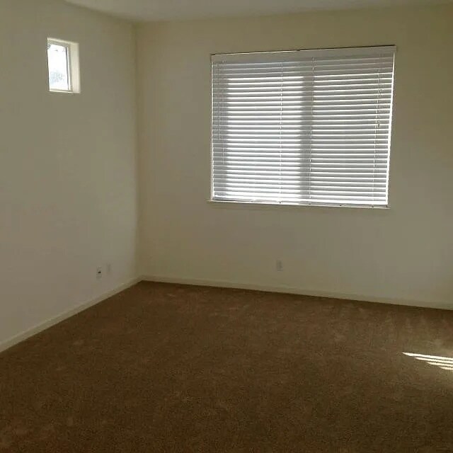 Building Photo - 814 Round Hill Dr