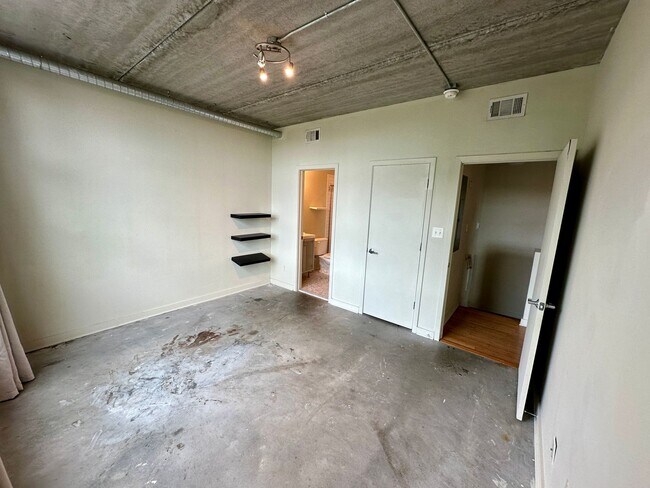 Building Photo - 2 BED | 2.5 BATH | URBAN CONDO | DOWNTOWN ...