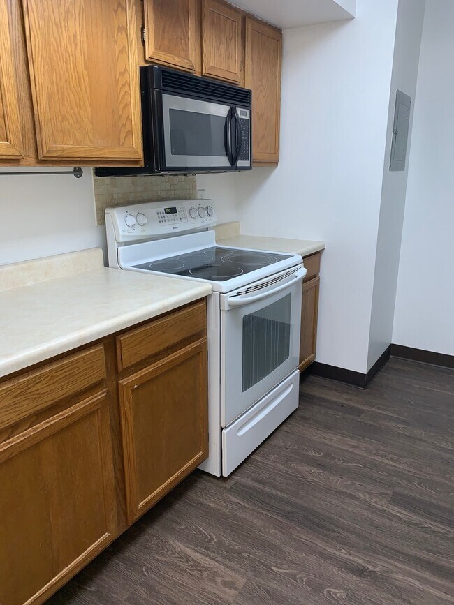 Building Photo - 2050 Holiday Rd