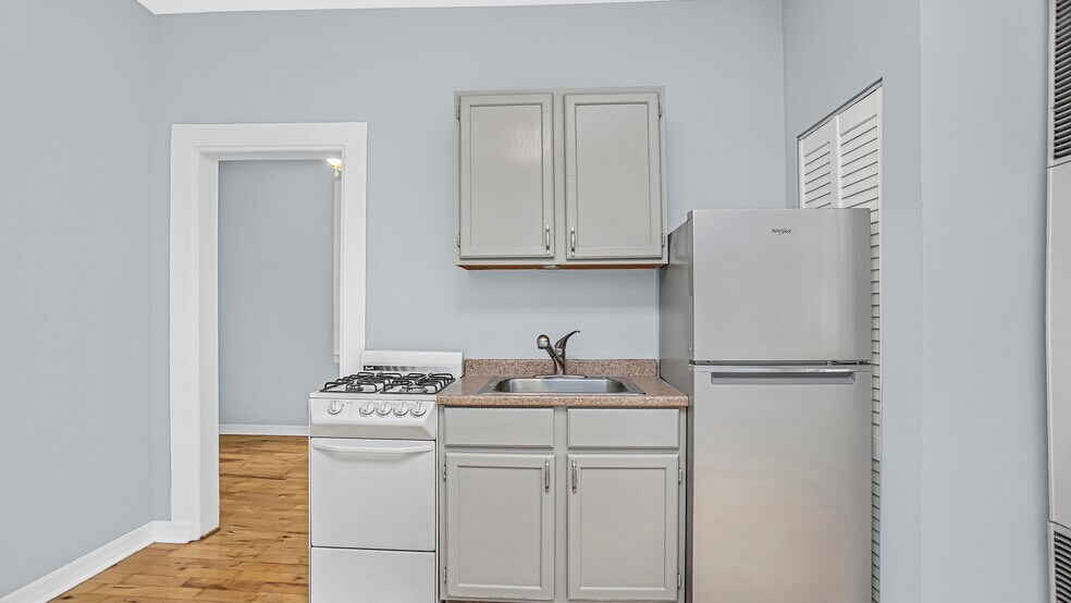 Kitchen (Photo 2) - 1472 W Webster Ave