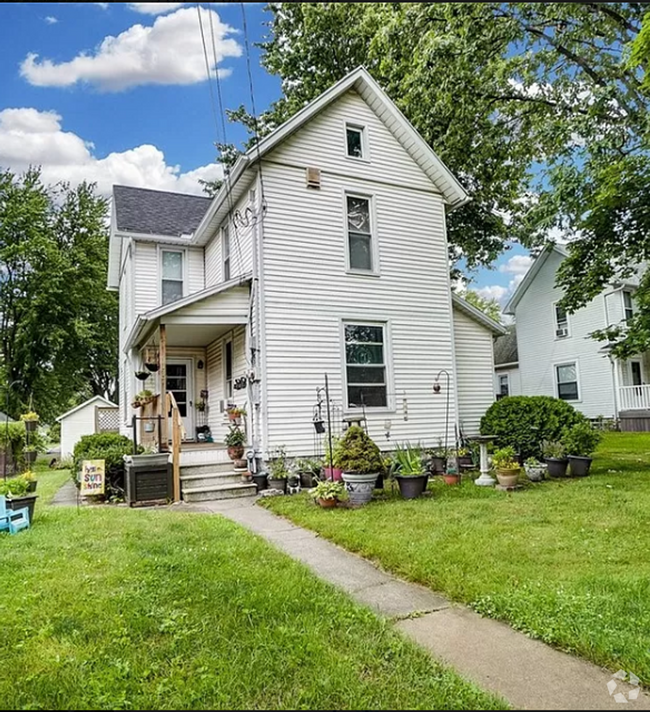 Building Photo - Two Bedroom One Bath Upper Unit in Duplex