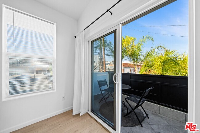 Building Photo - 355 S Sycamore Ave