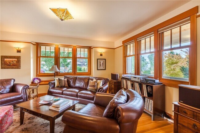 Building Photo - Meticulously designed Craftsman in North Beach with private beach access.