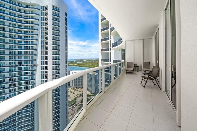 Building Photo - 15901 Collins Ave