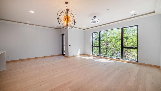 Building Photo - 2024 W Irving Park Rd