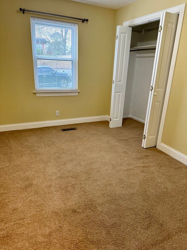 Building Photo - 3  bedroom 1.5 bath now available in Oolte...