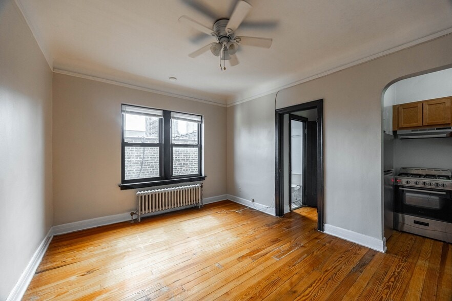 Building Photo - 948 W Cuyler Ave